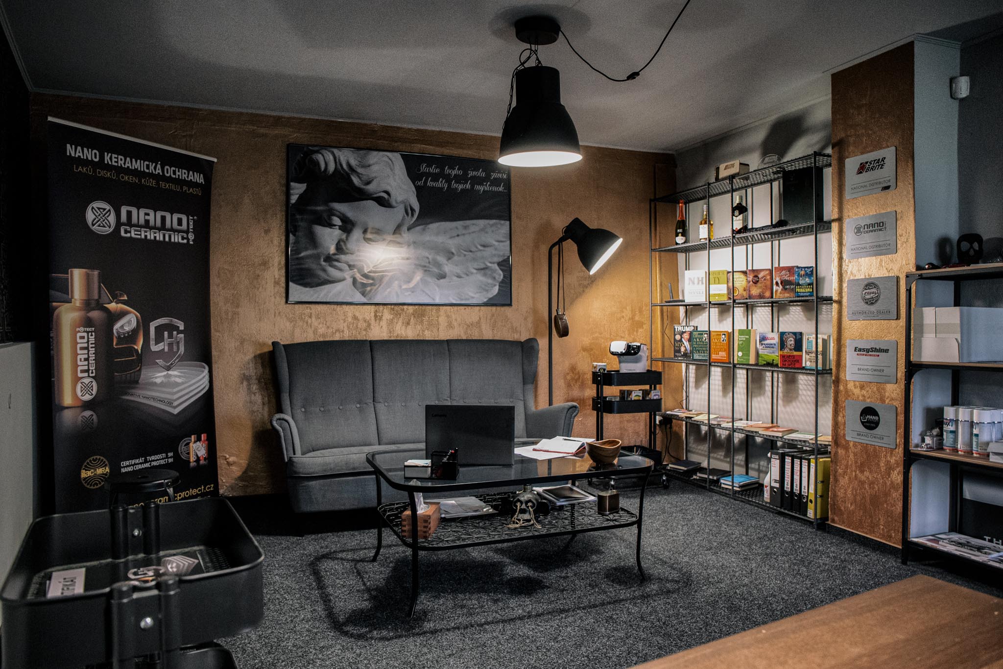 Interiér profesionální autokosmetika Showroom - prodejna Star Brite, Nano Ceramic Protect , Scholl Concepts, Collinite, Rupes, Easy Shine a příslušenství.